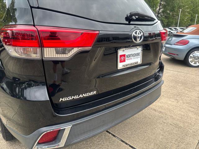 Certified 2017 Toyota Highlander Limited Platinum FWD image 10