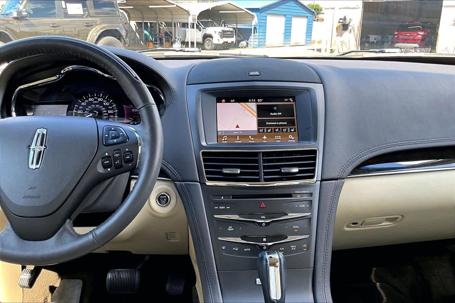 Used 2018 Lincoln MKT AWD image 9