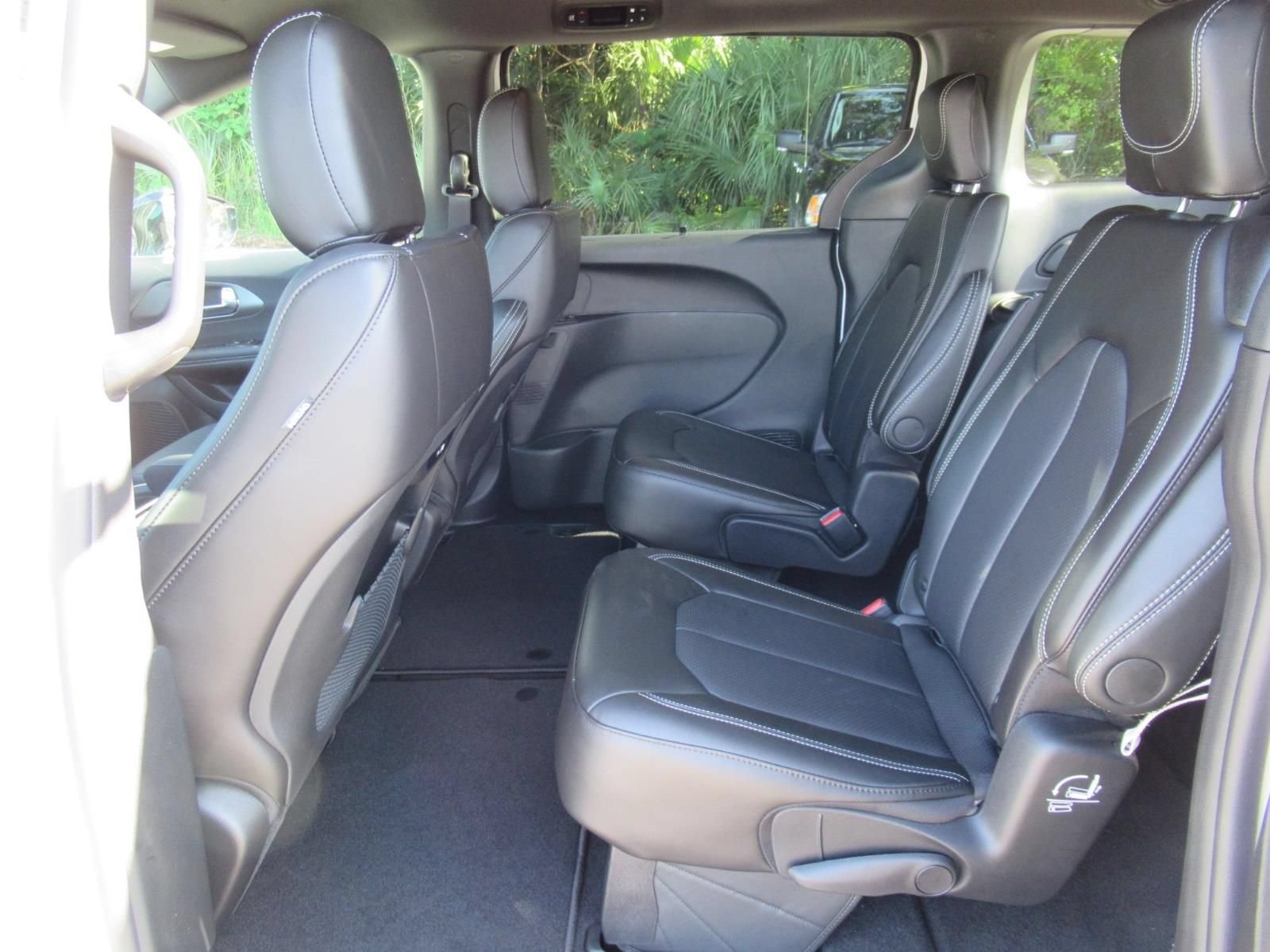 New 2027 Chrysler Pacifica Select FWD image 32