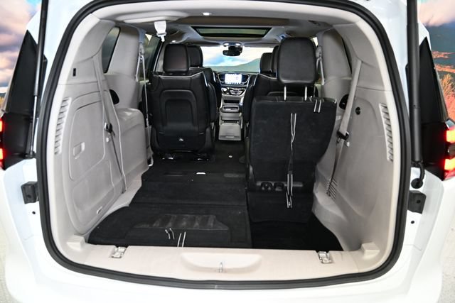 Used 2023 Chrysler Pacifica Limited FWD image 59