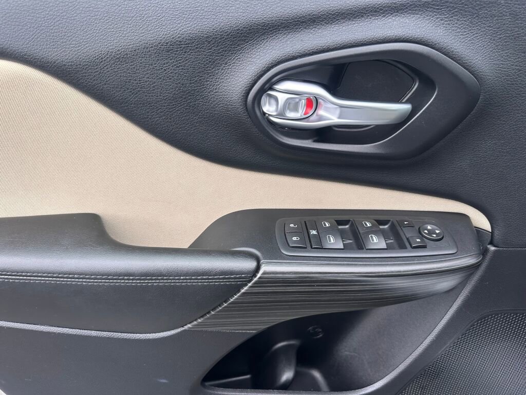 Used 2015 Jeep Cherokee Sport image 12