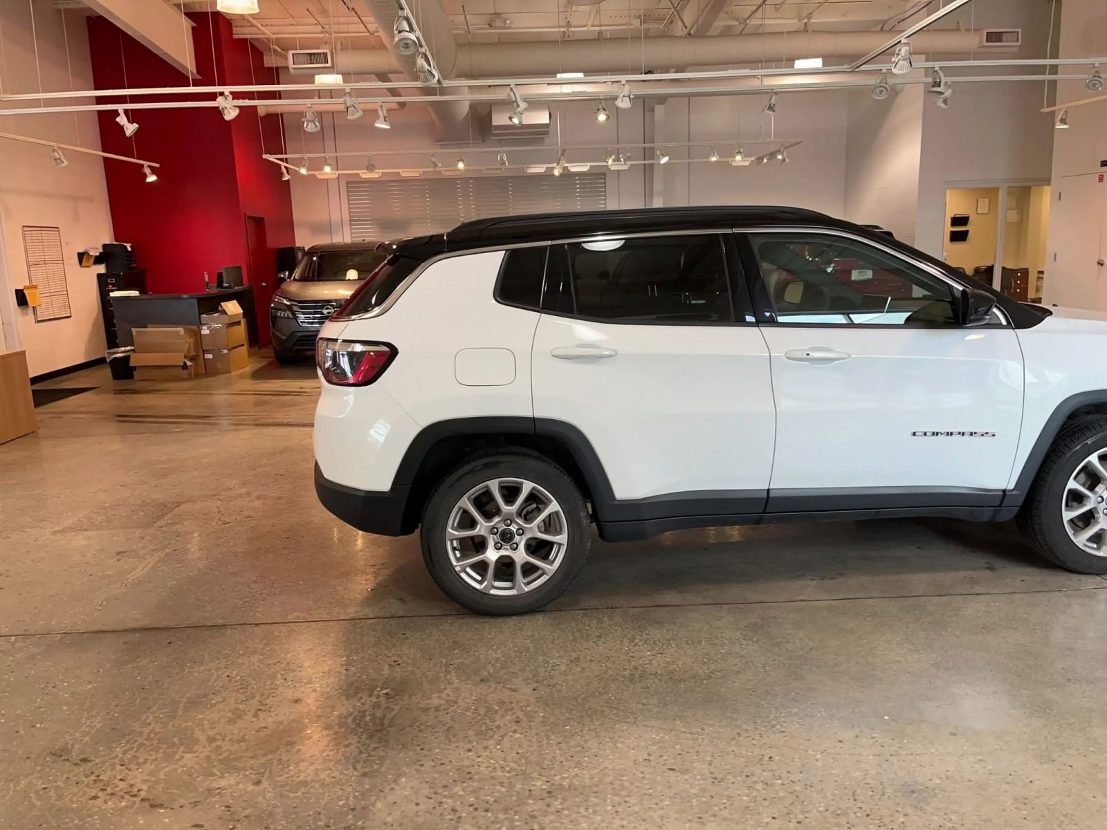 Used 2025 Jeep Compass Limited image 15