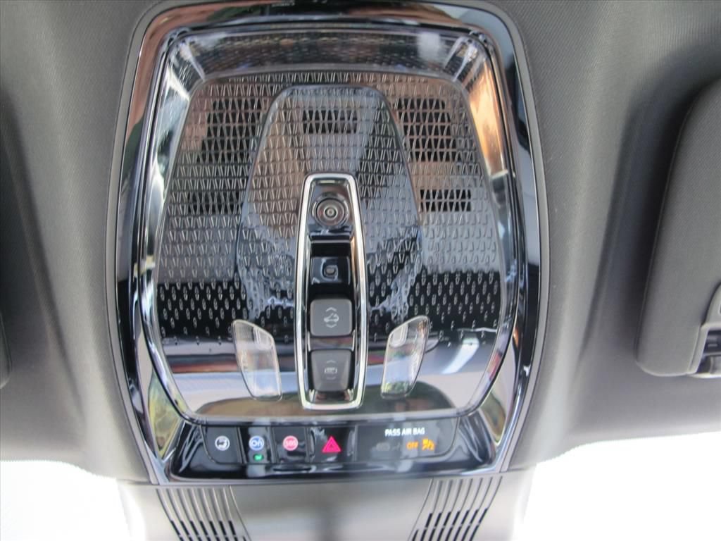 New 2027 Cadillac Vistiq Luxury w/ LPO, Floor Liner Package AWD/4WD image 21