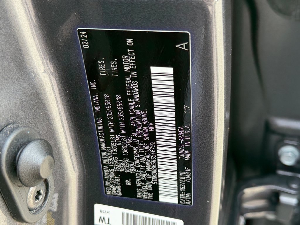 Used 2024 Toyota Highlander XLE AWD/4WD image 29