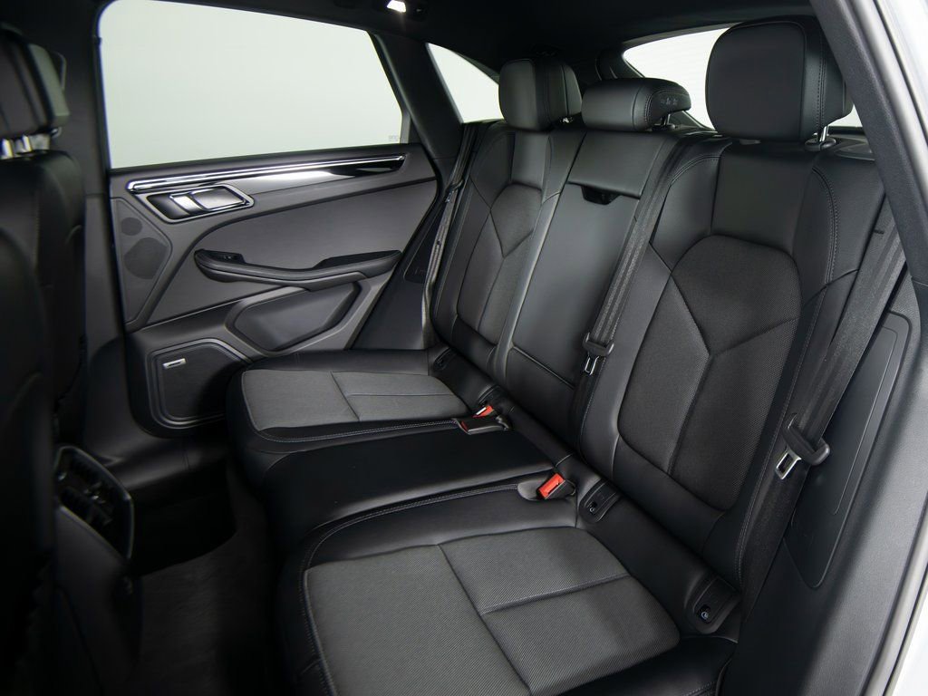 Certified 2025 Porsche Macan AWD/4WD image 34