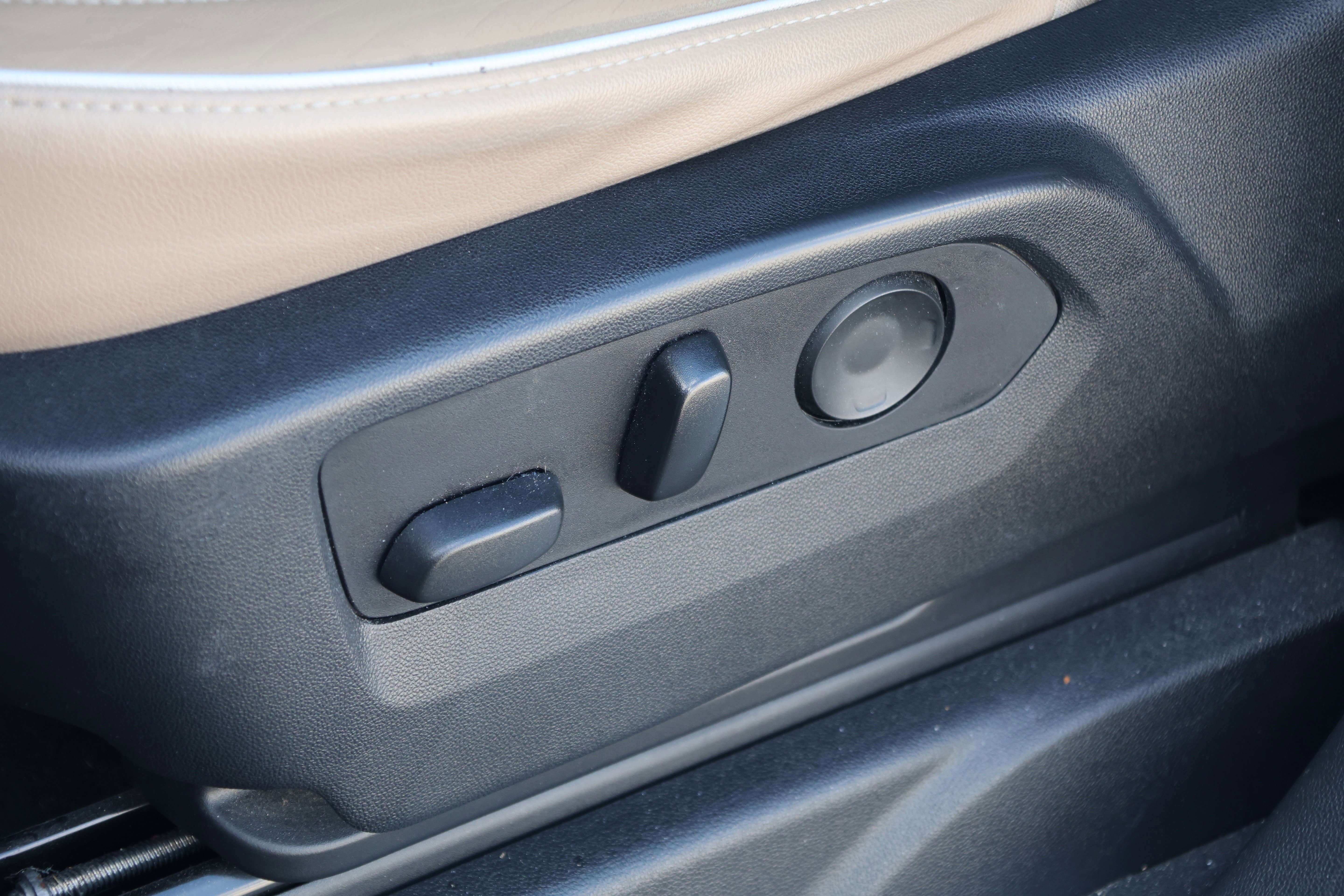 Used 2021 Chevrolet Suburban Premier w/ Premium Package image 33