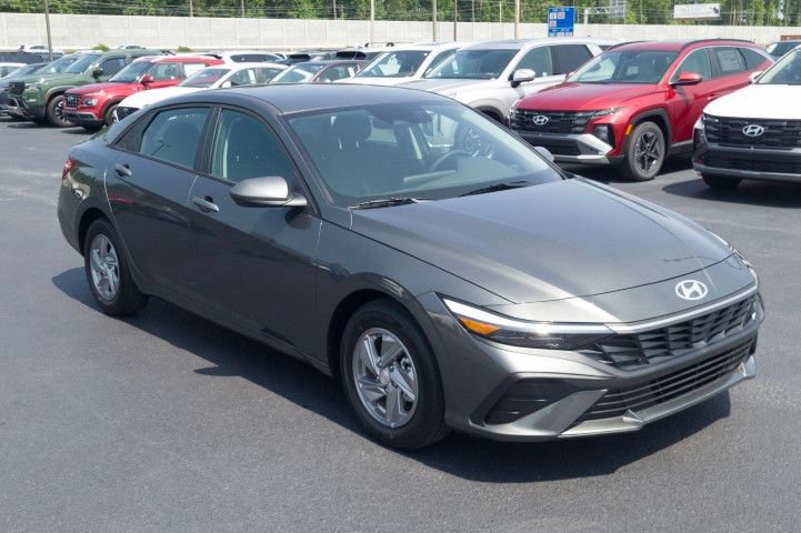 New 2026 Hyundai Elantra SE FWD image 3