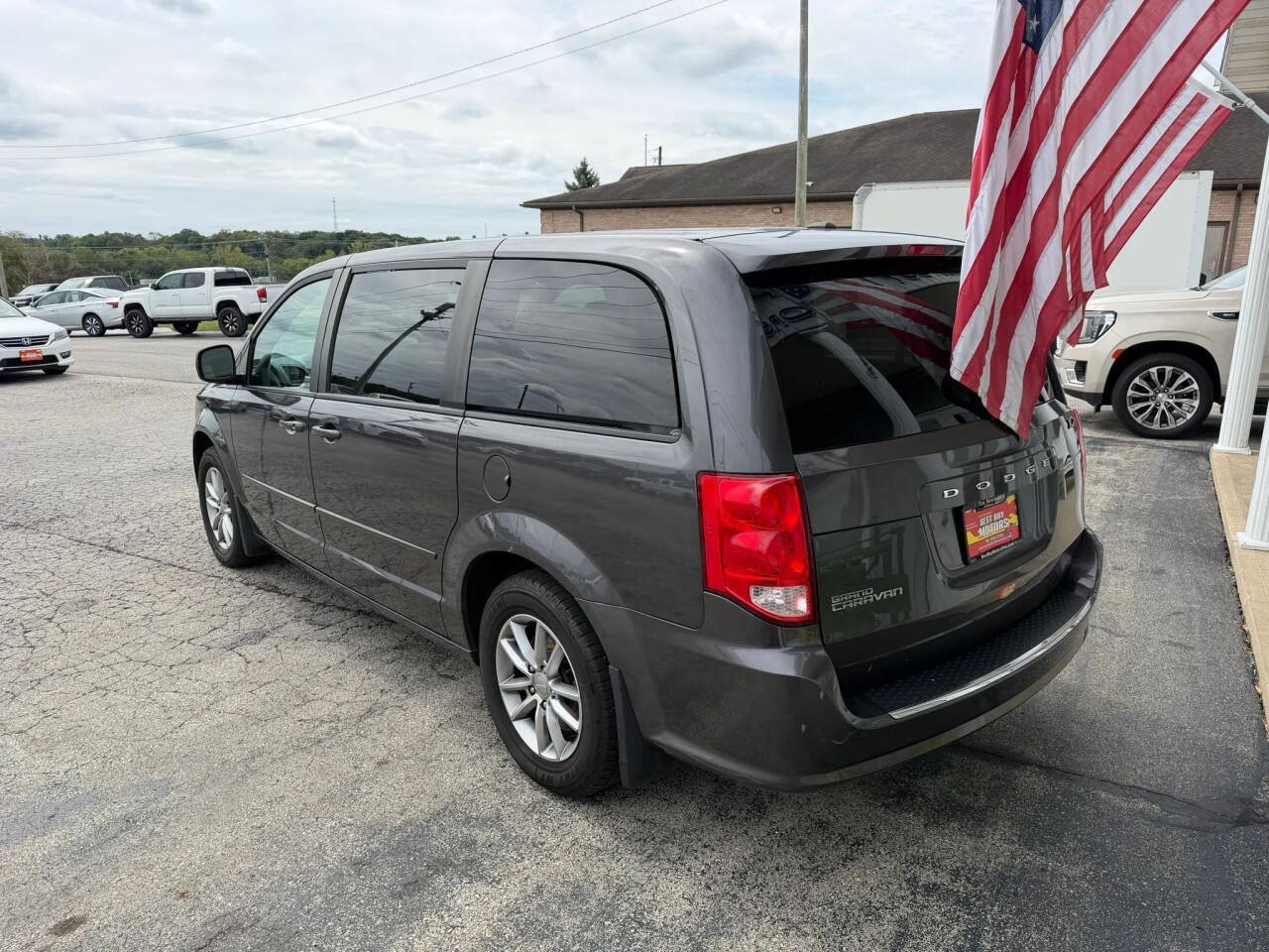 Used 2016 Dodge Grand Caravan SE FWD image 3