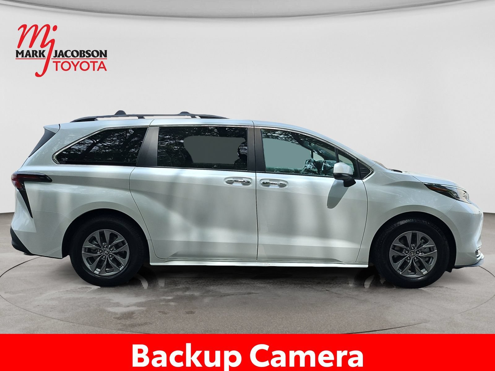 Used 2023 Toyota Sienna XLE FWD image 7