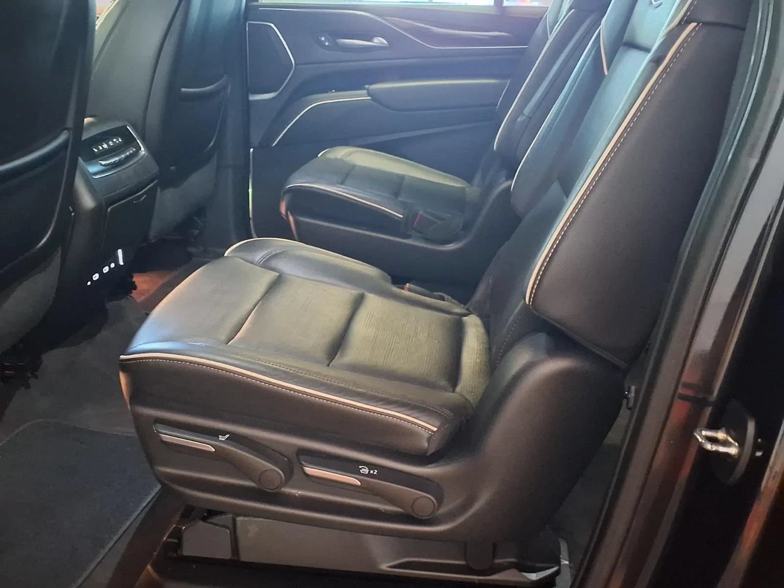Used 2023 Cadillac Escalade ESV Premium Luxury w/ LPO, Radiant Package AWD/4WD image 15