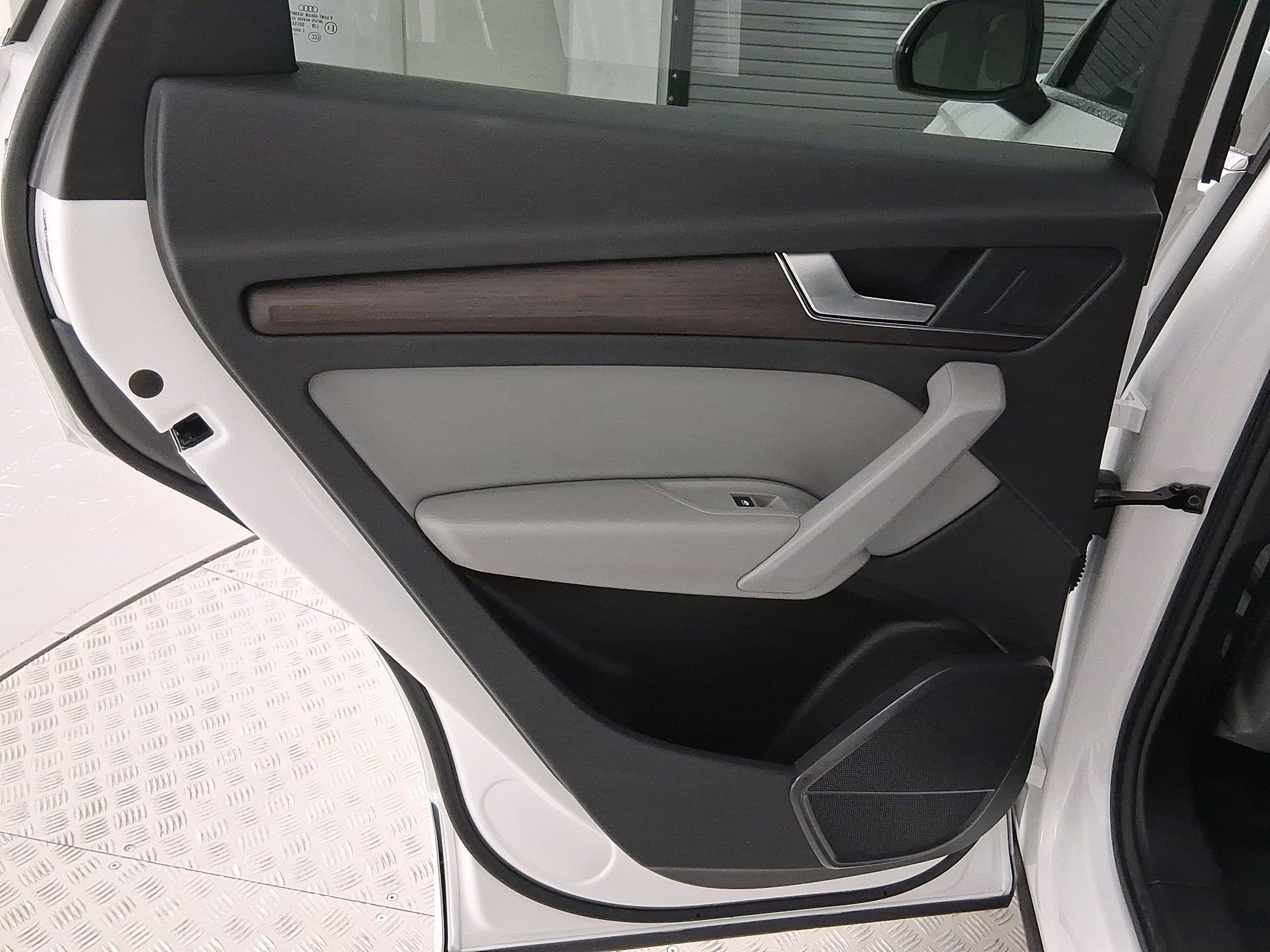 Used 2022 Audi Q5 e Premium w/ Convenience Package image 25