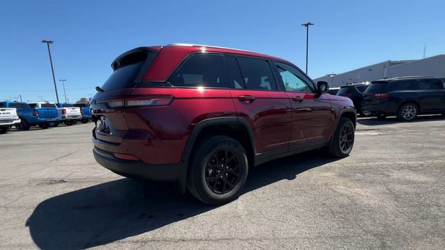 Used 2025 Jeep Grand Cherokee Altitude AWD/4WD image 8