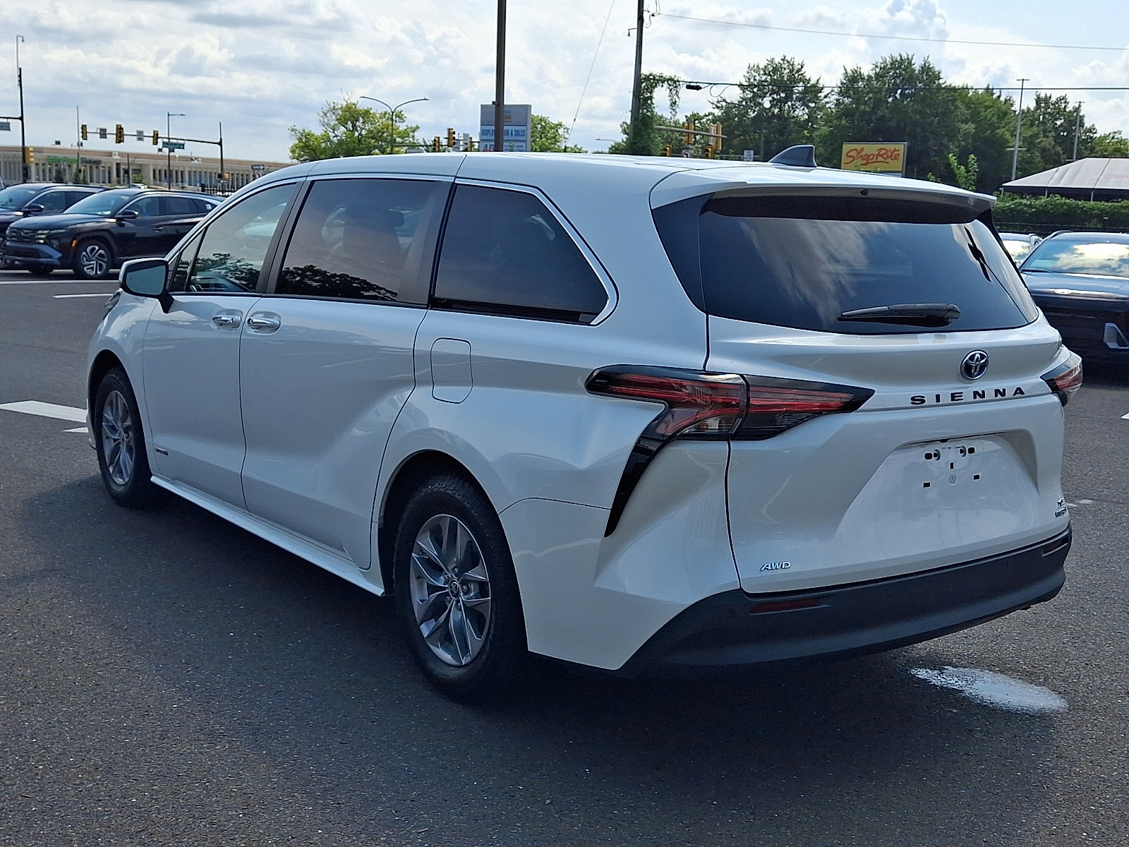 Used 2021 Toyota Sienna XLE AWD/4WD image 4