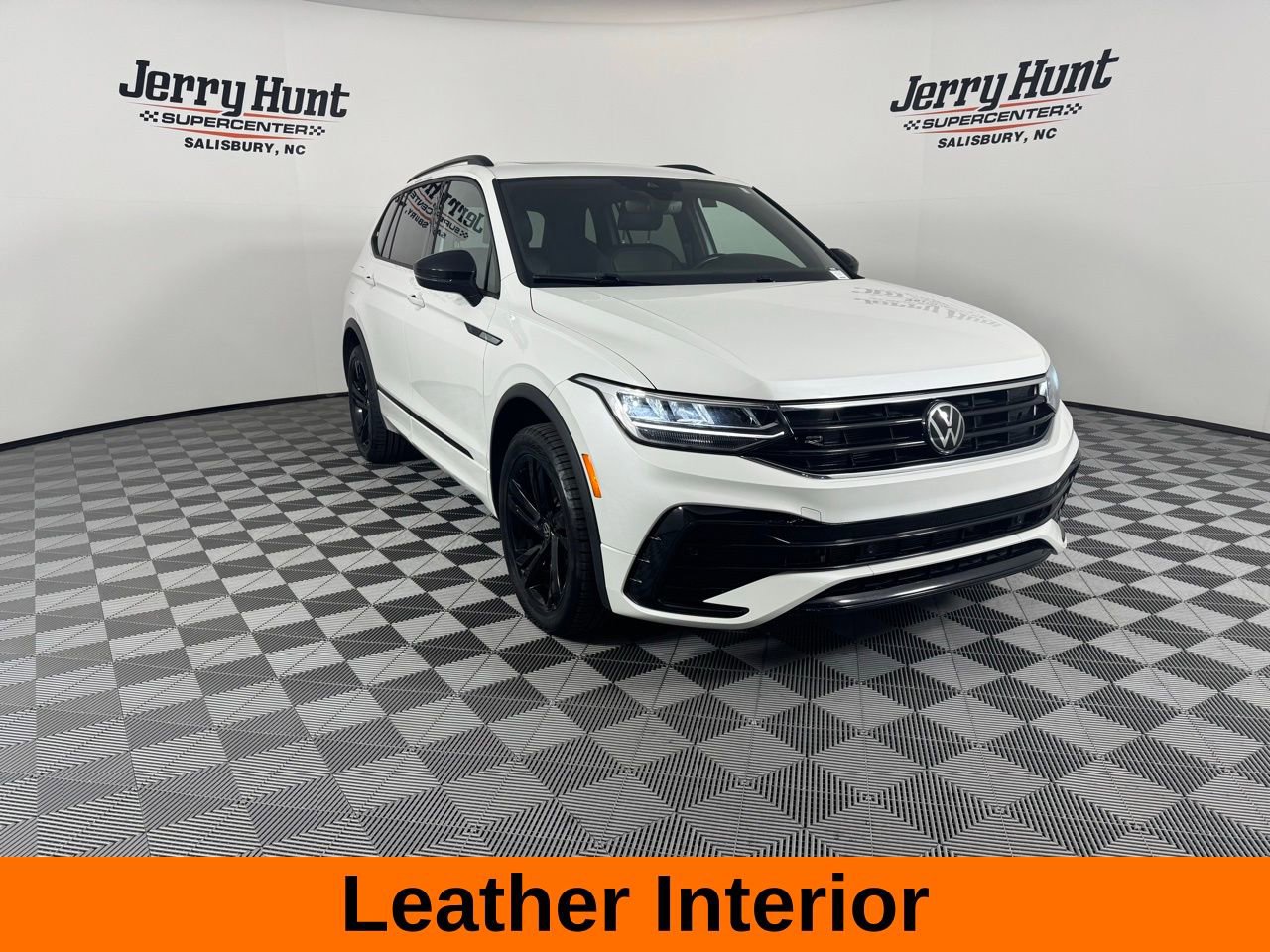 Used 2024 Volkswagen Tiguan SE R-Line image 6