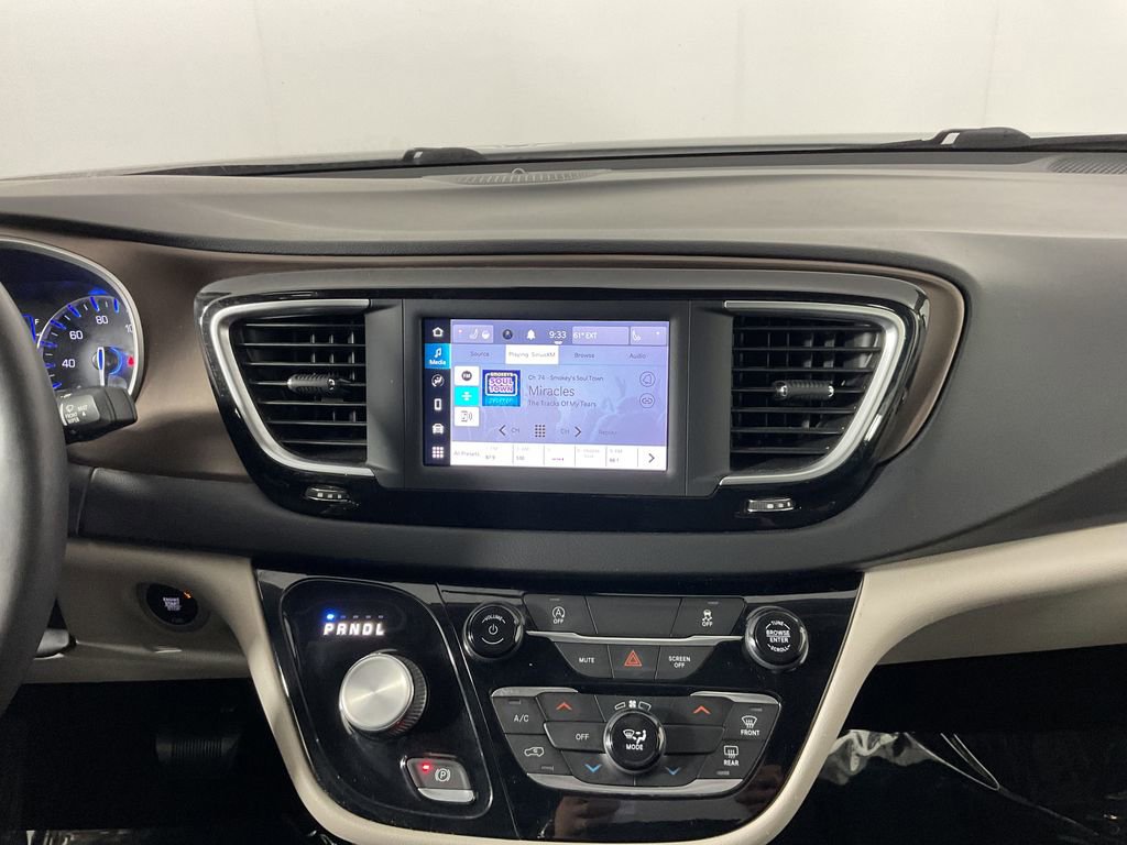 Used 2022 Chrysler Voyager LX image 14