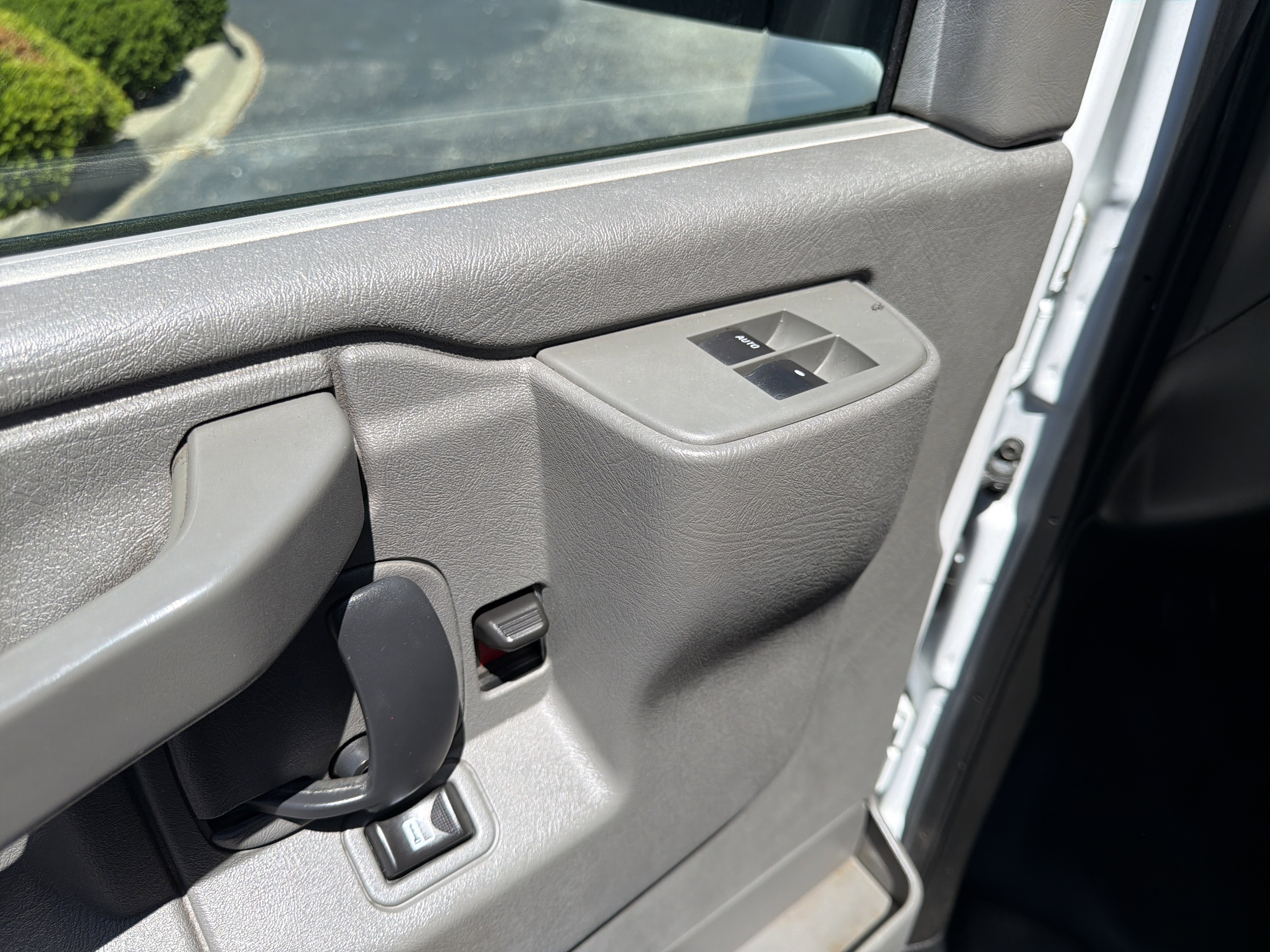 Used 2018 Chevrolet Express 2500 Extended RWD image 11