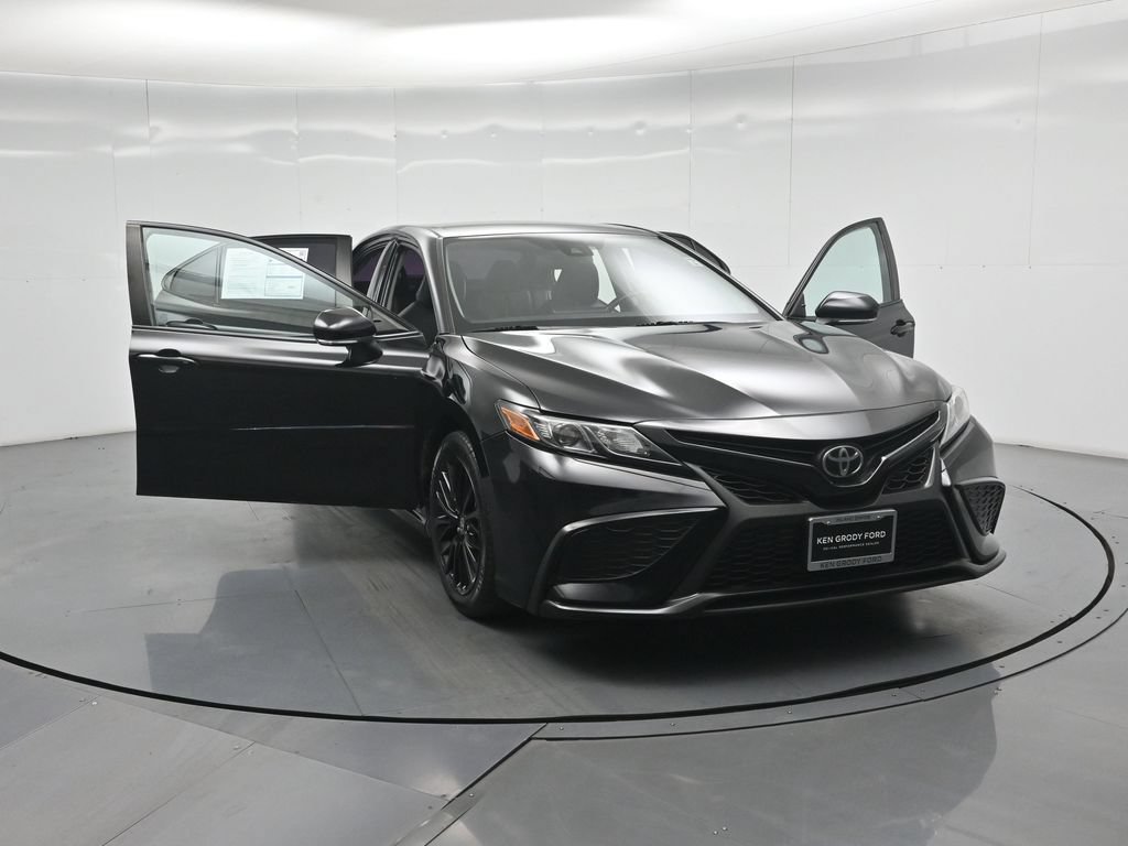 Used 2021 Toyota Camry SE w/ Convenience Package FWD image 30