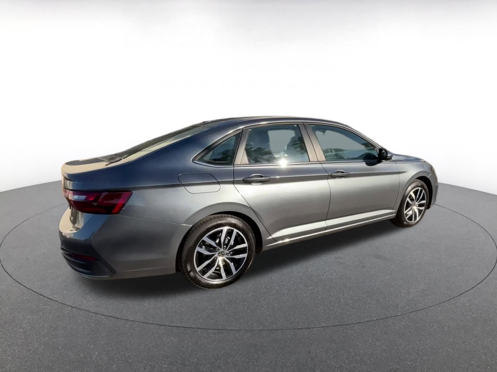 Used 2025 Volkswagen Jetta SE image 15