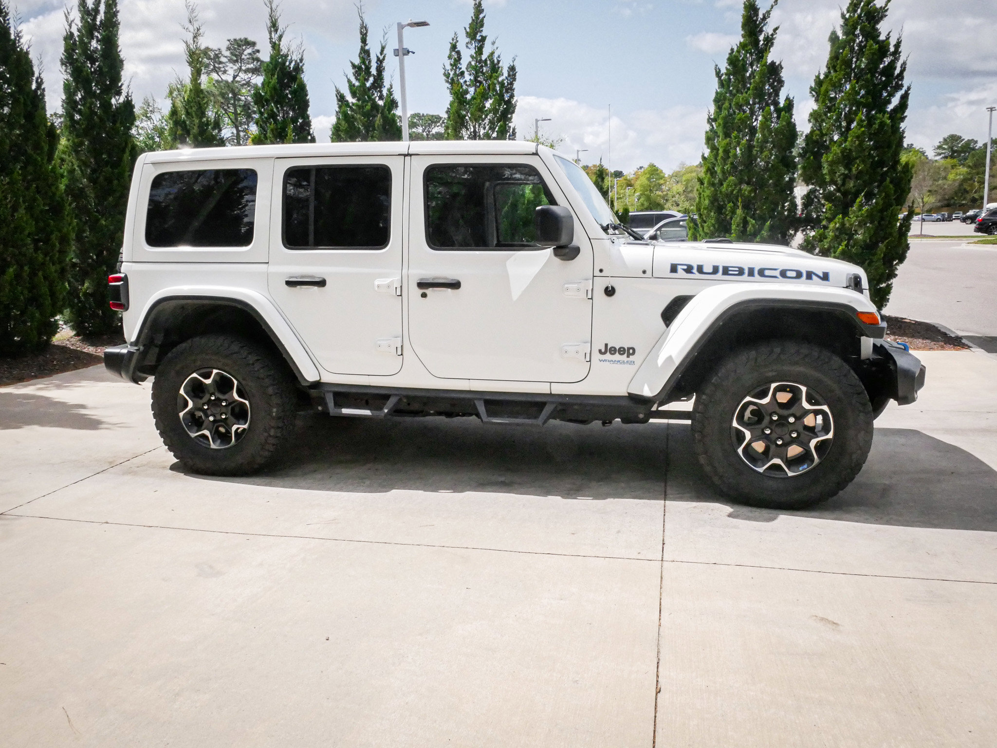 Used 2022 Jeep Wrangler Unlimited Rubicon 4xe w/ Cold Weather Group AWD/4WD image 11
