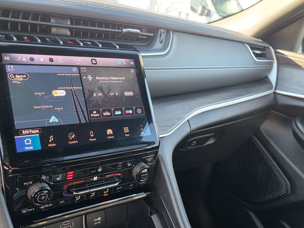 Used 2024 Jeep Grand Cherokee Limited w/ Black Appearance Package image 25