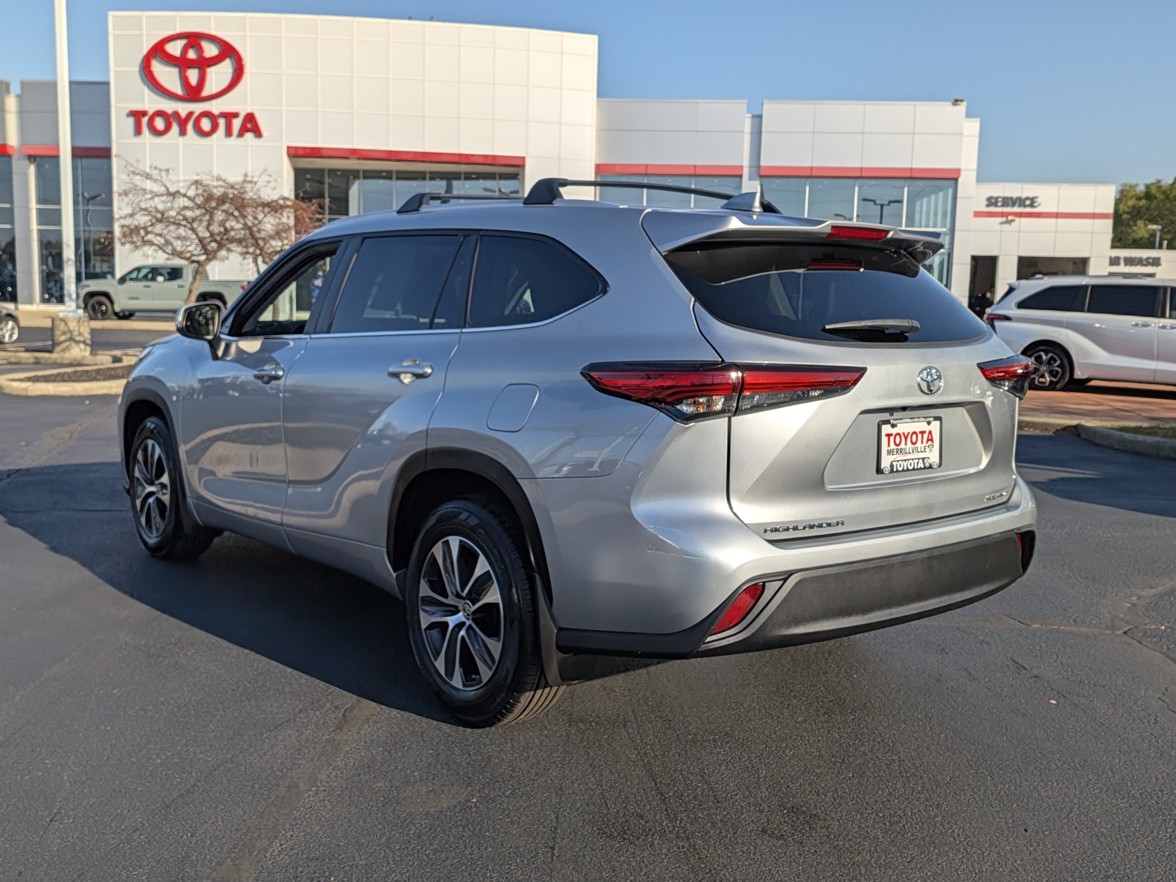 Used 2023 Toyota Highlander XLE AWD/4WD image 6