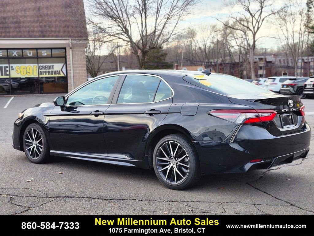 Used 2021 Toyota Camry SE image 3