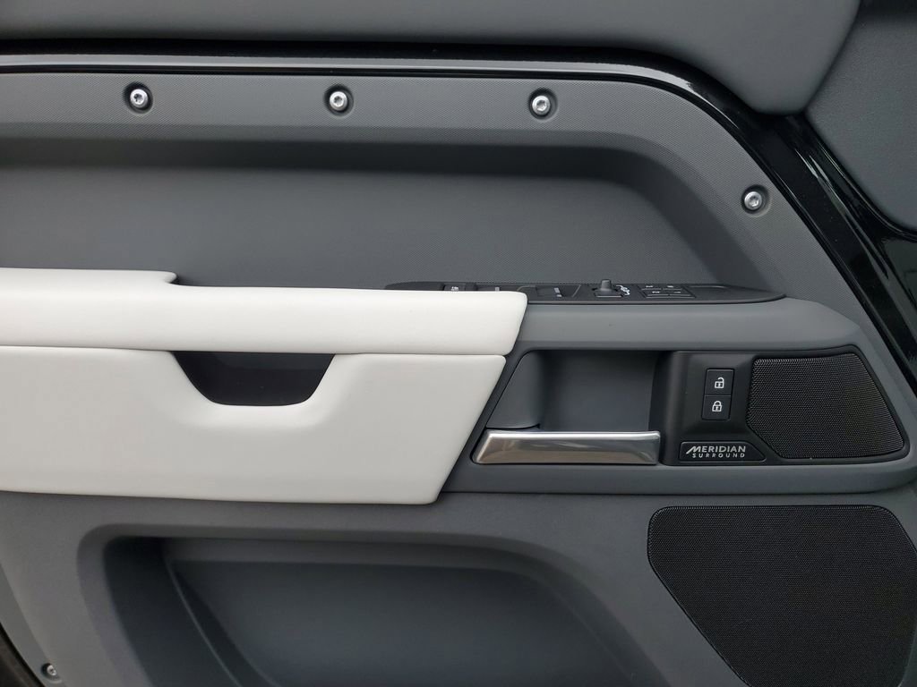 Used 2025 Land Rover Defender 130 X-Dynamic SE image 11