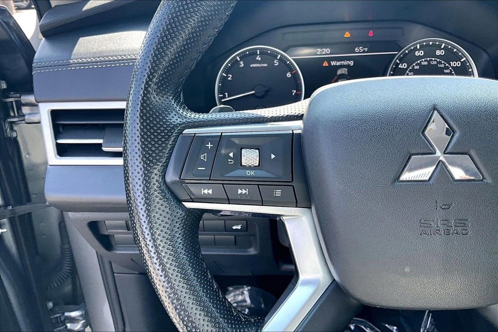 Used 2024 Mitsubishi Outlander SE Black Edition image 11