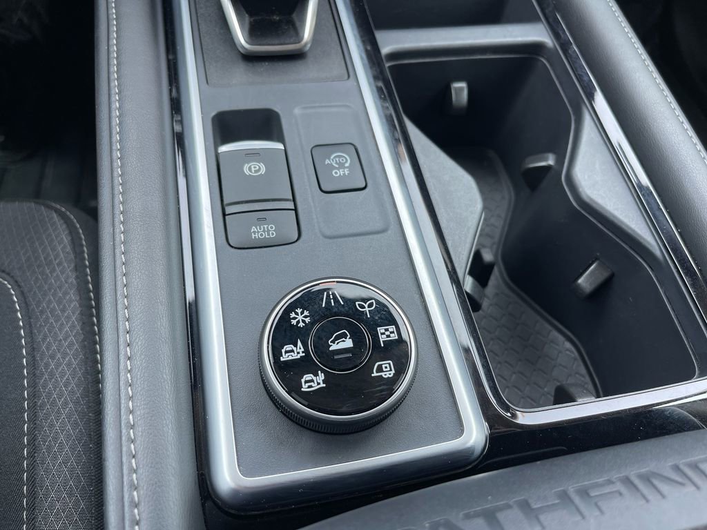 Used 2024 Nissan Pathfinder SV image 23