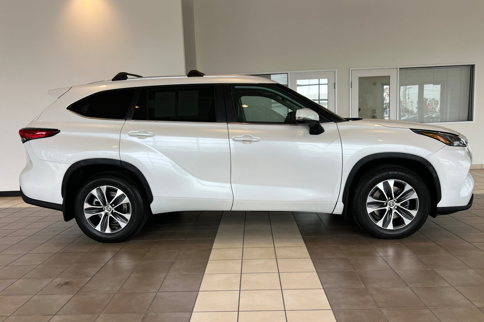 Used 2023 Toyota Highlander XLE AWD/4WD image 3