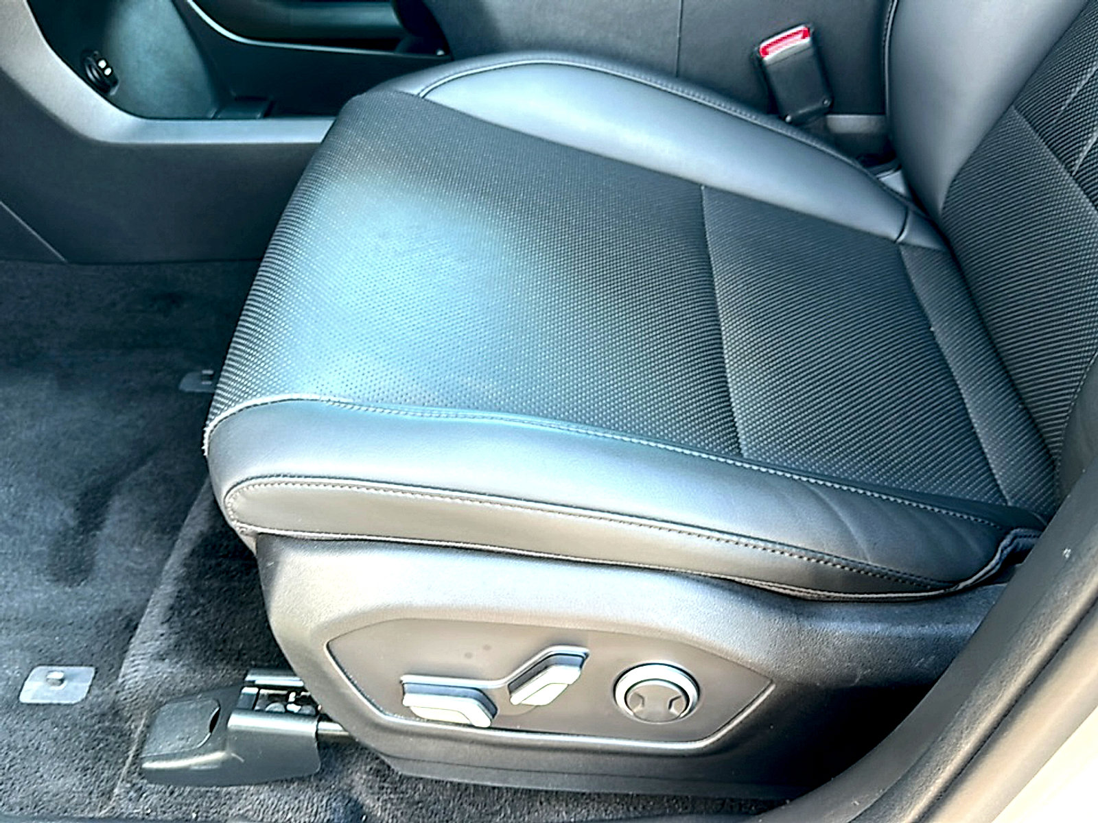 Used 2025 Hyundai Santa Fe SEL AWD/4WD image 15