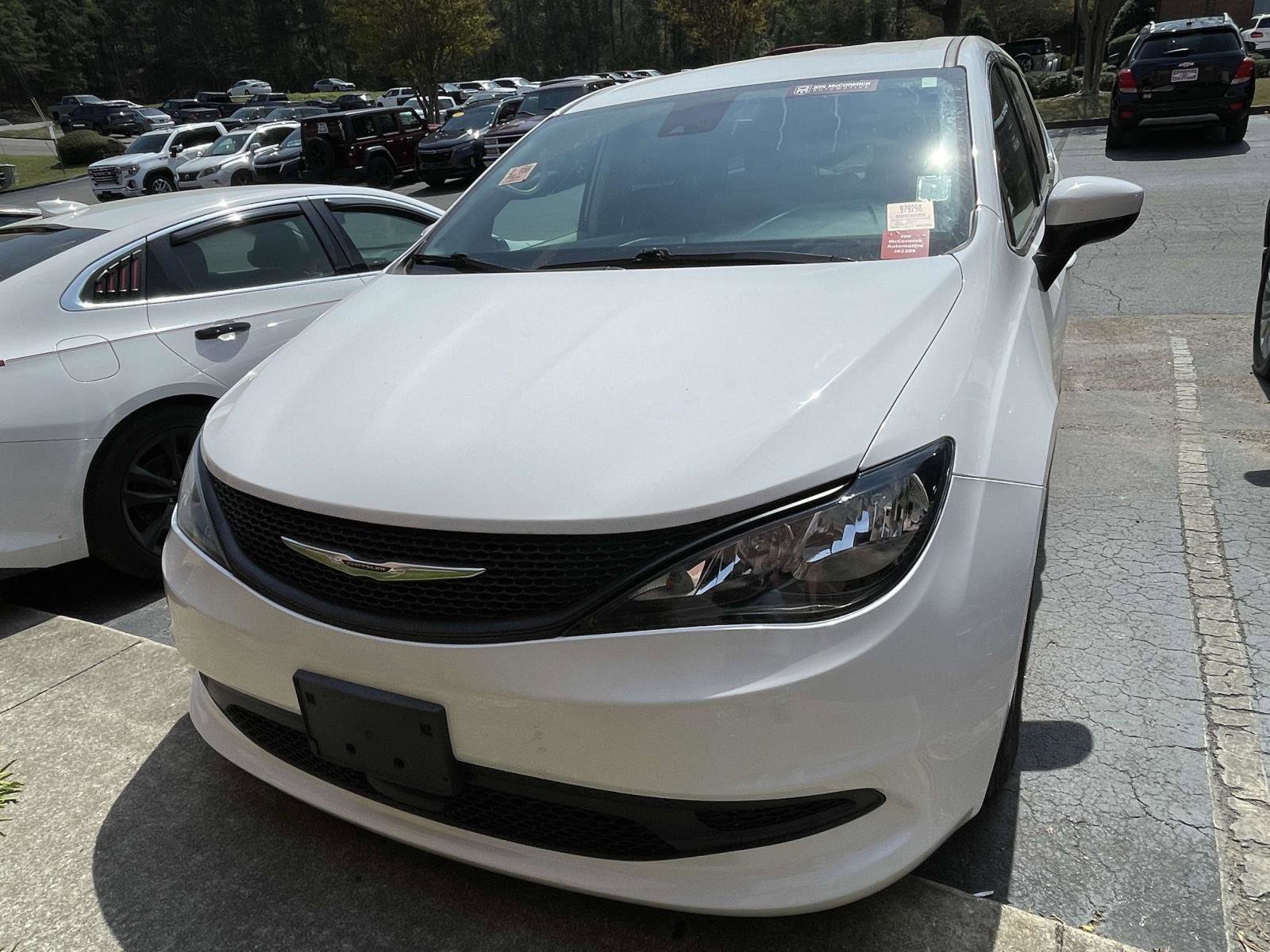 Used 2023 Chrysler Voyager LX image 2