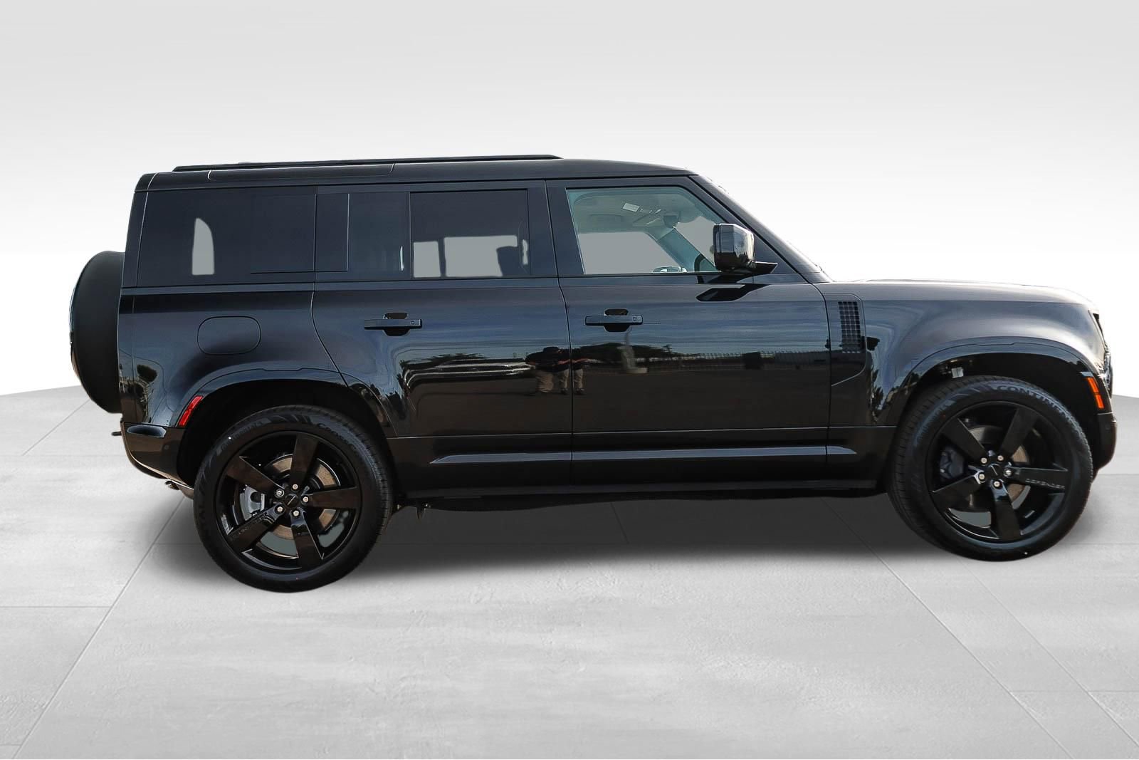 New 2026 Land Rover Defender 110 X-Dynamic SE image 4