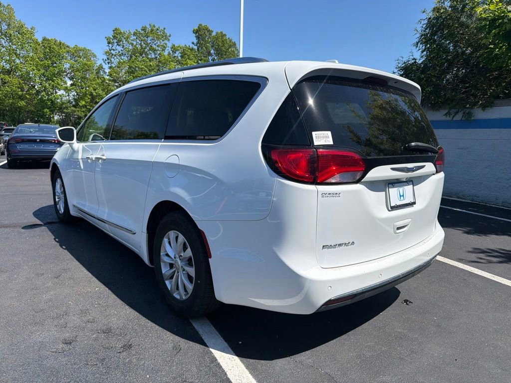Used 2018 Chrysler Pacifica Touring-L Plus FWD image 3