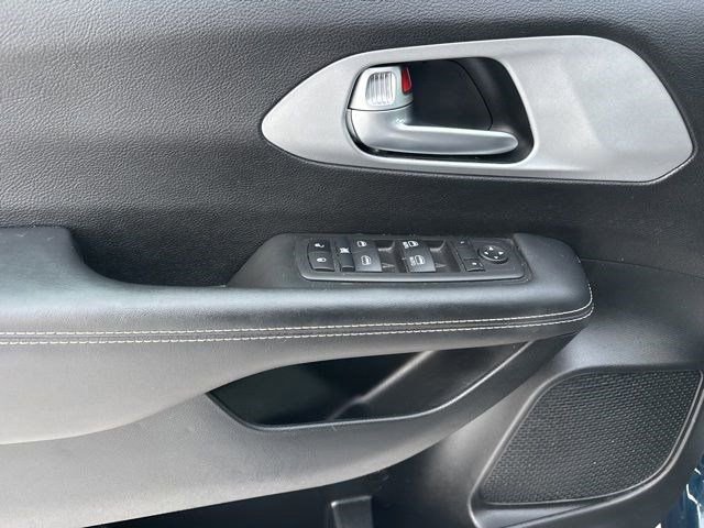 Used 2024 Chrysler Pacifica Touring image 13