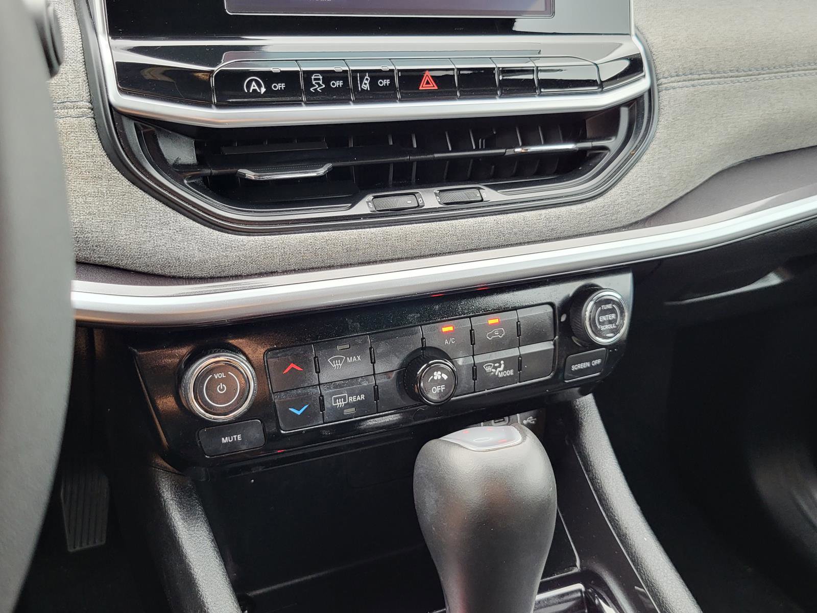 Used 2025 Jeep Compass Latitude image 28