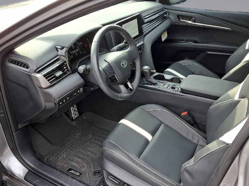 Used 2025 Toyota Camry SE w/ Convenience Package FWD image 17