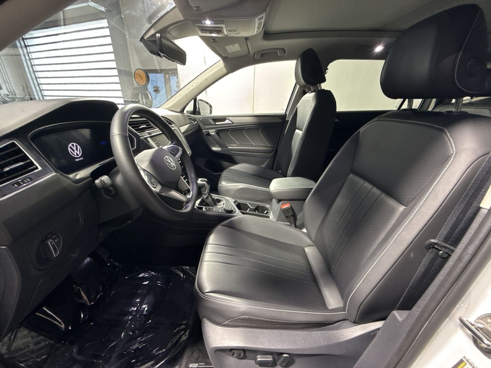 Used 2024 Volkswagen Tiguan SE w/ Panoramic Sunroof Package AWD/4WD image 15