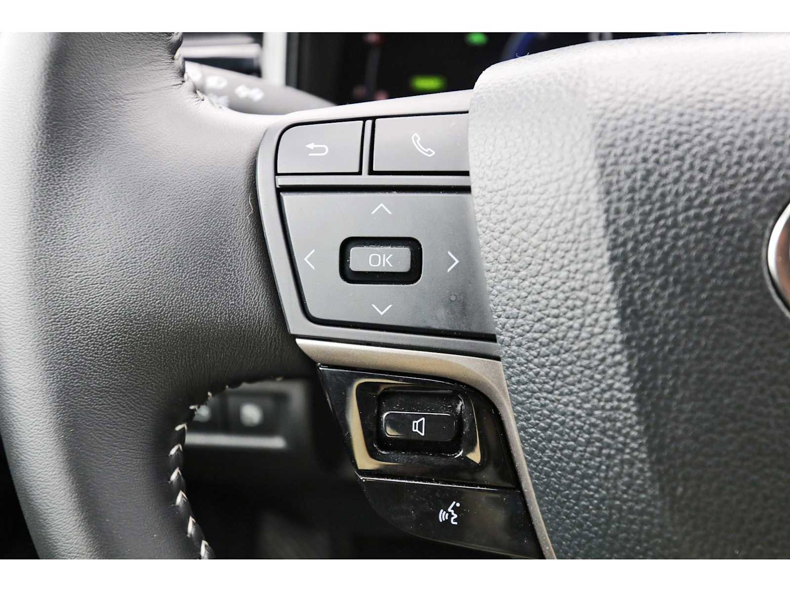 Used 2025 Toyota Camry SE w/ Convenience Package image 15