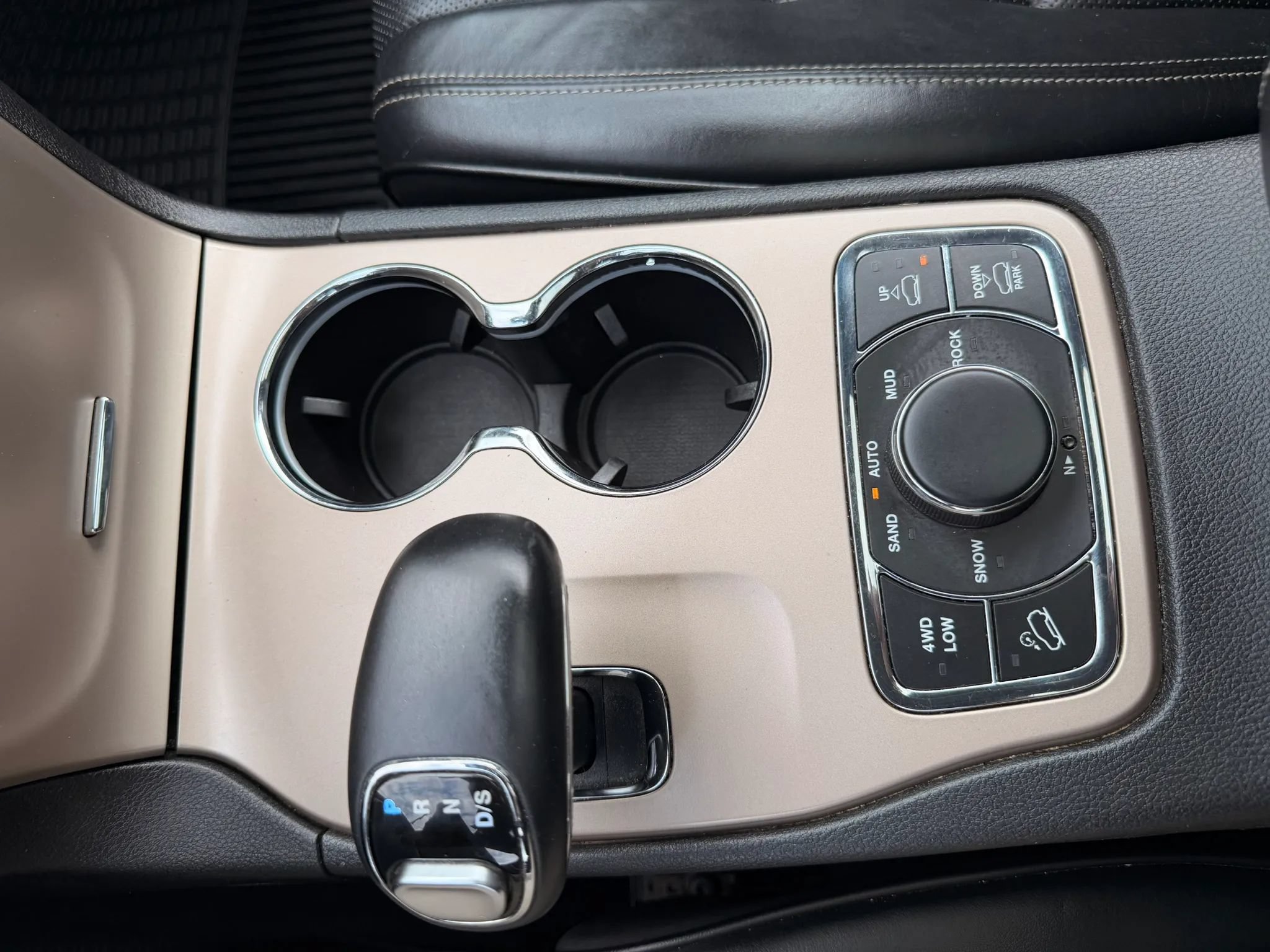 Used 2014 Jeep Grand Cherokee Overland AWD/4WD image 47