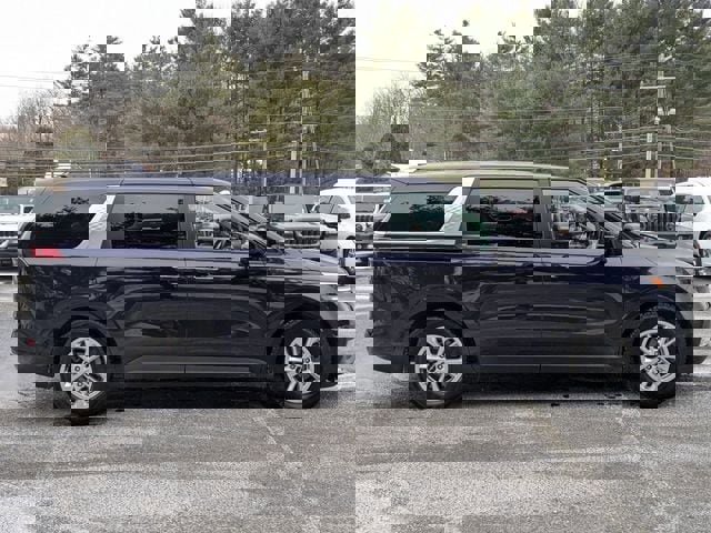 Used 2024 Kia Carnival LX image 4