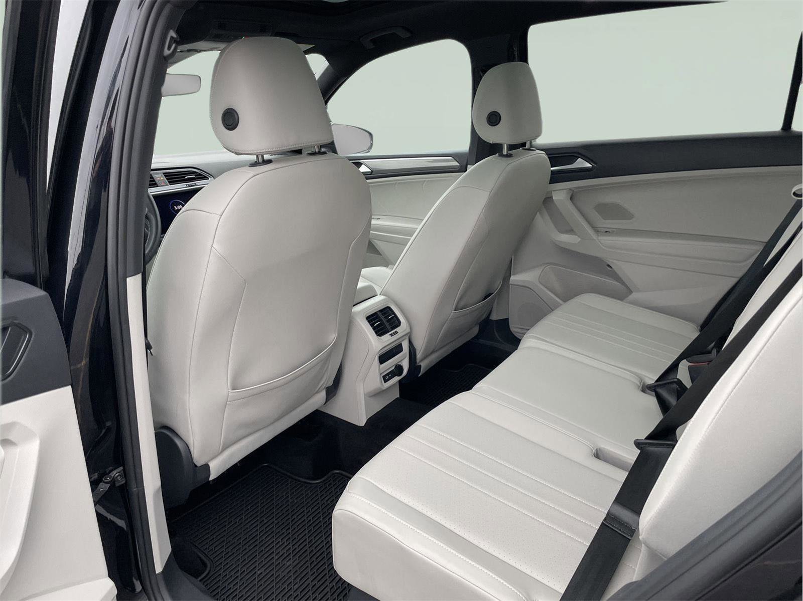 Used 2023 Volkswagen Tiguan SE R-Line image 15