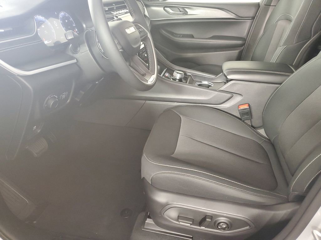 Used 2025 Jeep Grand Cherokee Laredo X image 11