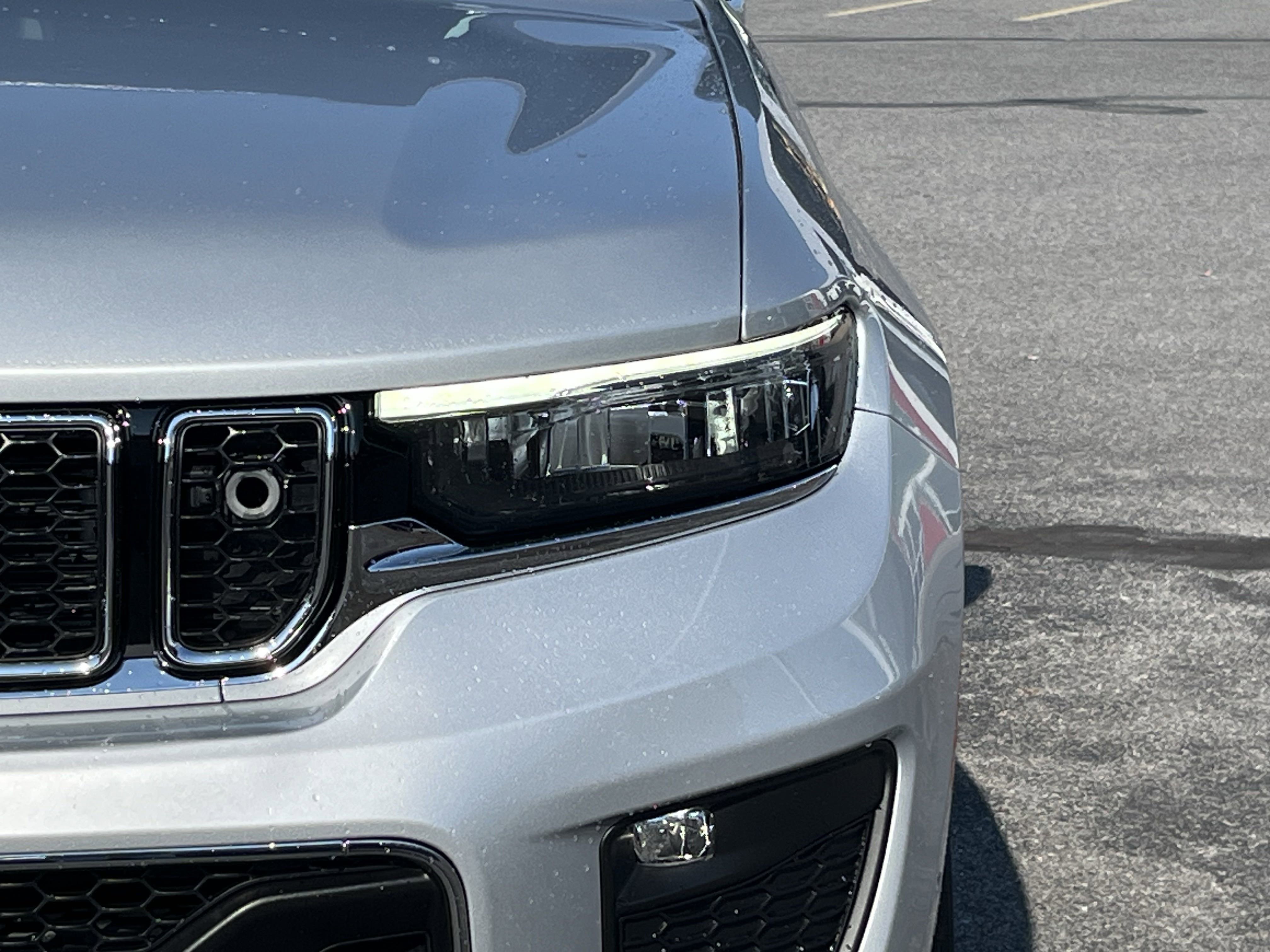 Used 2024 Jeep Grand Cherokee Overland w/ Advanced Protech Group III image 10