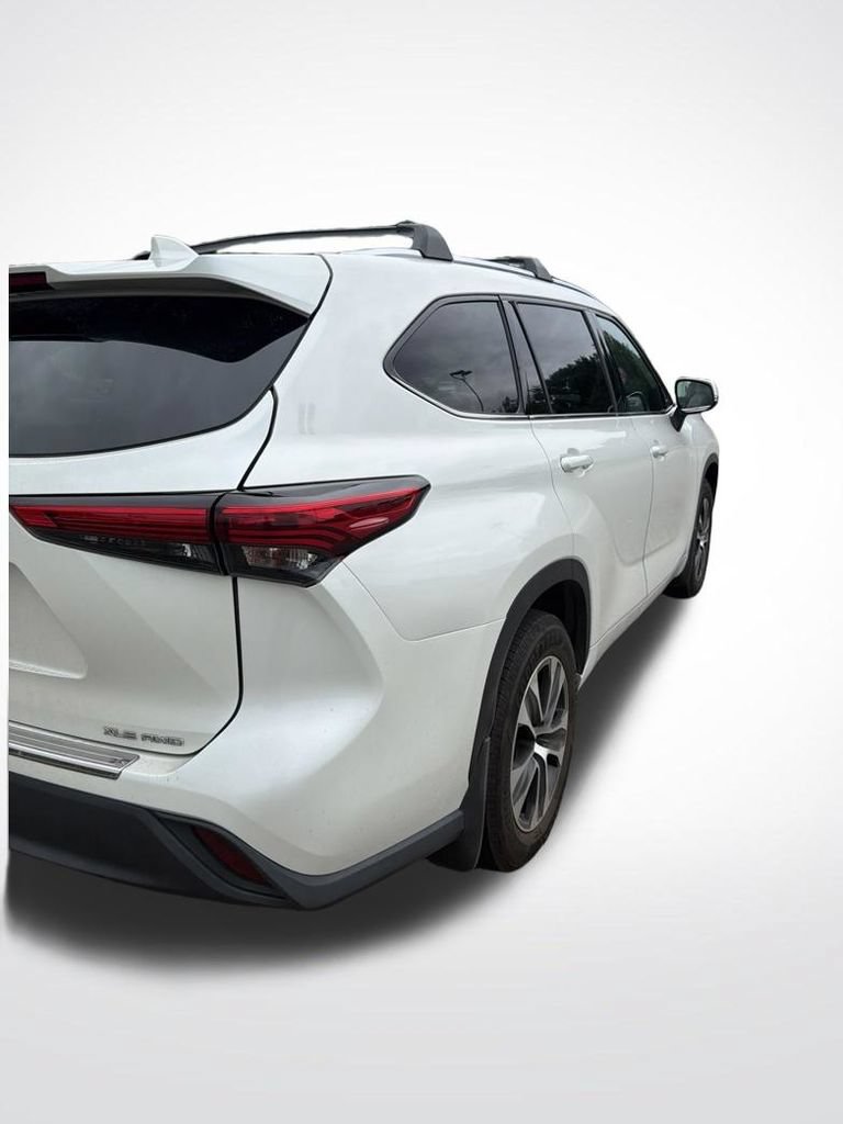 Used 2021 Toyota Highlander XLE AWD/4WD image 11