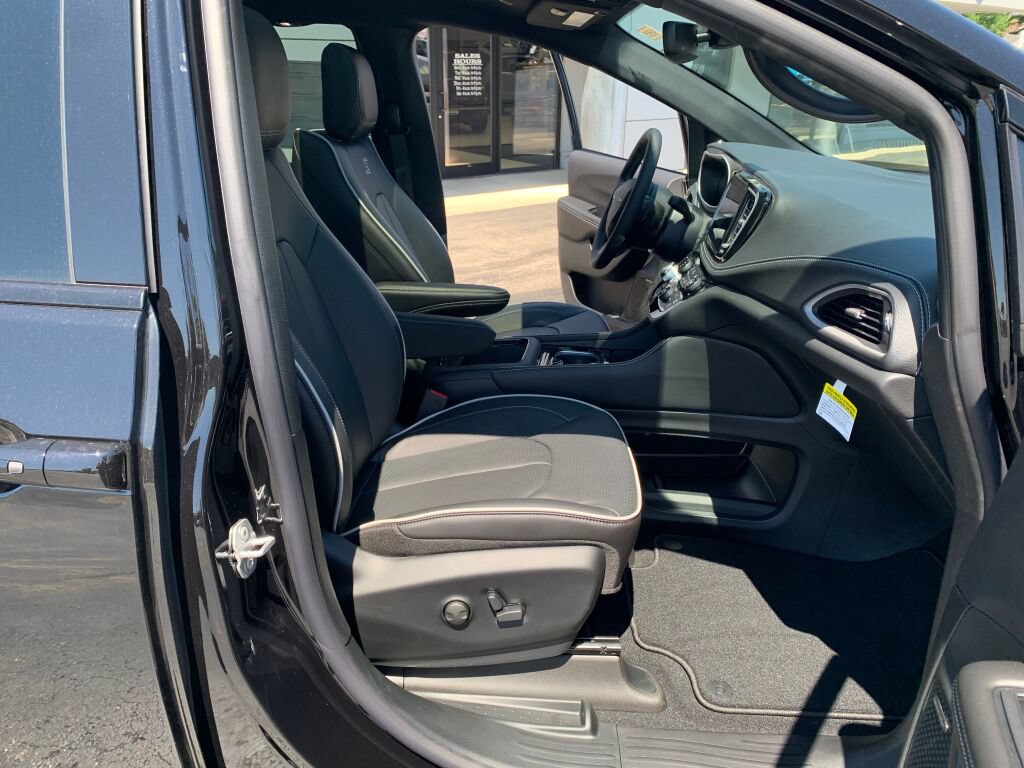 New 2027 Chrysler Pacifica Limited AWD/4WD image 11