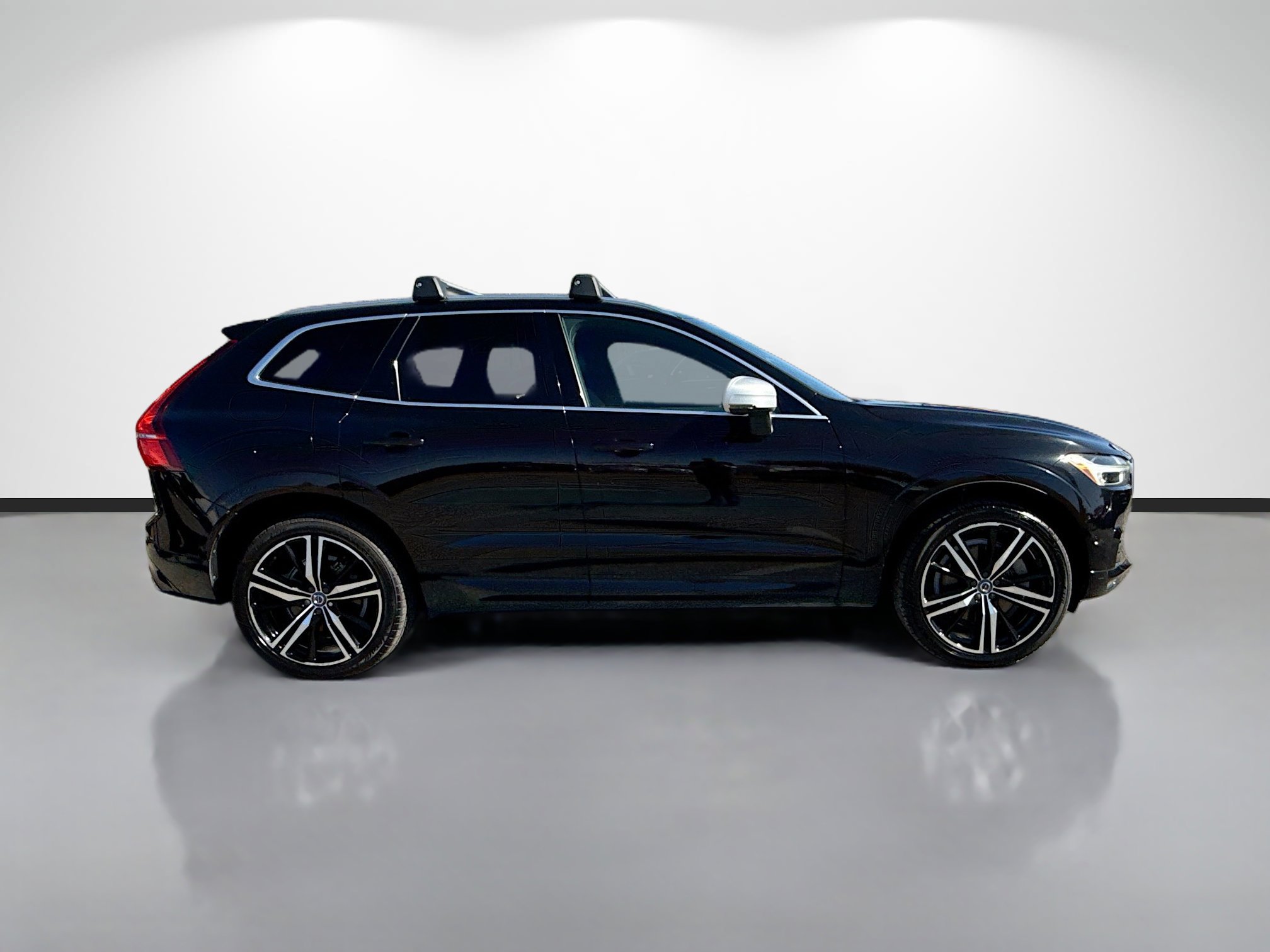 Used 2018 Volvo XC60 T6 R-Design w/ Convenience Package AWD/4WD image 2