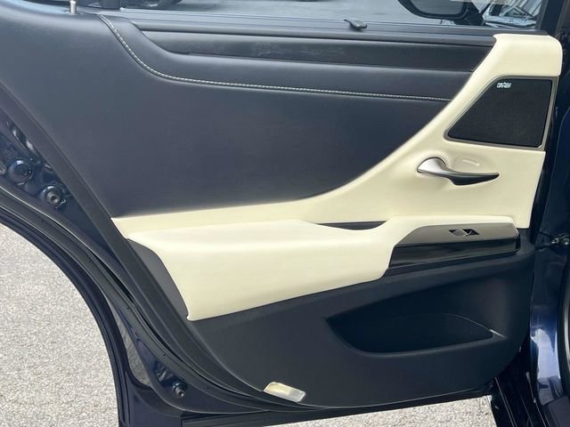 Used 2022 Lexus ES 300h Ultra Luxury w/ Accessory Package 2 image 17
