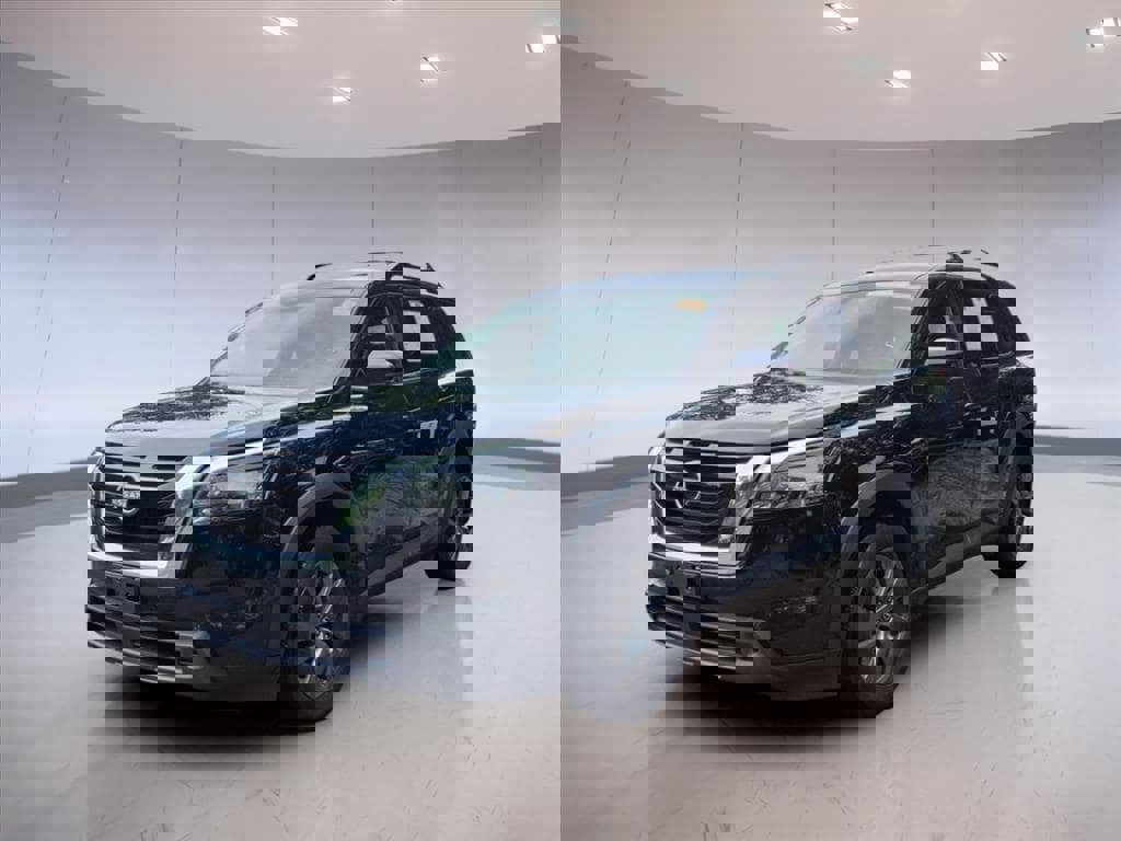 Used 2024 Nissan Pathfinder SV image 2