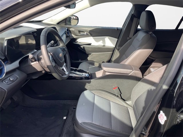 Used 2025 Chevrolet Trax LT w/ LT Convenience Package image 9